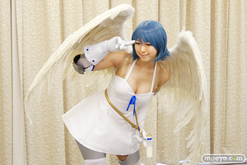 Illustration for article titled Queen's Blade Cosplayers Look Like This